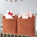 Detail der Teddy-Vlies-Bettorganizer mit zwei Taschen und Plüschtieren am Bettgitter - Dunkelbraun
