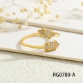 Dettaglio dell'anello aperto placcato oro 18K con zirconi su superficie bianca - Aperto Regolabile / Stile Fila Aperta Zirconia (RG0780-A)