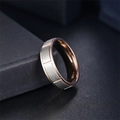 Vue rapprochée d'une bague en acier titane avec extérieur brossé et intérieur or rose - Taille 6 / Or rose