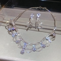 Details von Luxus-Schmuckset in Silber mit funkelnden Strasssteinen und Tropfenanhängern - Silber