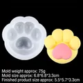 Stampo in silicone zampa di gatto con modello finito giallo e rosa su sfondo nero - Zampa di Gatto Media / Trasparente