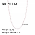 Dettaglio di piccole perle da 0,3 cm su collana placcata oro 18 carati da 43+5 cm - Stile Perla di Riso Bianca (NB-N1112) / Oro 18K