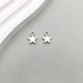 Paar antike silberne hohle Sternanhänger im minimalistischen Stil auf grauem Grund - 1Stk Antiksilber Kleines Pentagramm 9*12mm