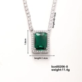 Dettaglio della collana di zirconi verdi taglio smeraldo con catena tennis e misure - Stile Rettangolare Verde (ksn00206-8)