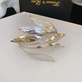 Detailweergave van zilveren gelaagde bladarmband op een wit dienblad met geschenkdoos - Zilveren Blad Stijl (4# Armband-Zilver)
