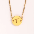 Détail d'un collier en acier inoxydable doré avec un pendentif pièce creux lettre T - Lettre T