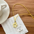 Collier pendentif fleur en céramique jaune fait main avec cordon réglable sur tissu piqué - Fleur Évidée Jaune