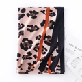 Kasjmiergevoel sjaal met luipaardprint, roze basis, oranje streep en franjes aan de rand - 68*190cm / Dierenprint met oranje rand