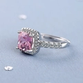 Lujoso anillo de plata con gema rosa cuadrada y pavé de diamantes en vista lateral - Abierto Ajustable / Rosa