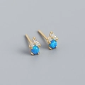 S925 Silber Ohrstecker in Gold mit blauem Opal und klaren Zirkonia Akzenten - 925er Silber / Gold (Mit Gummistopfen)