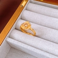 Vue détaillée d'une bague fleur plaquée or 24K avec pétales sertis de cristaux fins - Style Rose Dorée