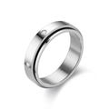 Détail de la bague en acier titane brossé avec rayures noires et zircone cubique - US 10 / Argent avec pierres