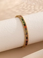 Makro-Detail des vergoldeten Kettenglied-Armbands mit bunten runden Zirkonia-Steinen - Goldfarben Bunte Zirkonia