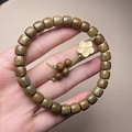 Groen sandelhout kralenarmband met handgemaakte bloemenhanger en groen gevlochten koord - 7x8mm Tonkralen 28 stuks Met Pruimenbloesem Hanger