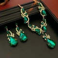 Elegante set di gioielli dorati con gemme verdi a goccia su sfondo nero - Set da 2 Pezzi - Verde