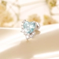 Clou d'oreille cœur en argent avec zircon bleu clair et micro-pavage sur tissu doré - Bleu Mer Clair (Pièce Unique)