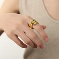 Gouden titanium ring met drie lagen, getextureerde ketting en groene edelsteen - US 7 / Goud Groen Zirconia