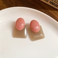 Dettaglio di orecchini a perno geometrici in resina rosa e grigia su un piatto - Orecchini a Bottone Geometrici in Acrilico Rosa e Grigio (6# Perno in Argento-Rosa)