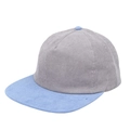 Detalle de gorra de béisbol de pana bicolor con corona gris y visera en color azul claro - Ajustable / Gris y Azul Claro