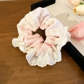 Chouchou en dentelle rose et blanc avec tissu plissé sur une surface en bois - Élastique À Cheveux N° 20 - Rose