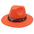 Détail d'un chapeau en feutre orange avec bandeau en cuir orné d'une tête de taureau - Orange