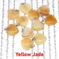Détail macro de pendentifs en jade jaune naturel en forme de cœur avec fermoirs en argent - Collier (Avec corde noire) / Topaze