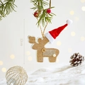 Weihnachtsrentier-Anhänger mit Jute-Textur und rotem Hut für nordische Festtagsdekoration - Hölzerner Weihnachts-Elch-Anhänger