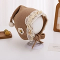 Détail d'un bonnet de bébé en tricot marron avec dentelle blanche et broderie marguerite - 6-20 Mois / Kaki