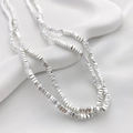 Collana artigianale di perle quadrate d'argento minimaliste su sfondo di seta bianca - Distanziatore Quadrato Curvo (8#) / Perla con Foro Passante 4*1,8 mm / Argento