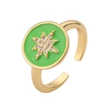 Dettaglio anello regolabile dorato con smalto verde e stella di zirconi scintillanti - Aperto Regolabile / Verde