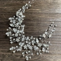 Detalle del peine de novia hecho a mano en hilo de plata con cristales resplandecientes - Plata/Versión de Diadema
