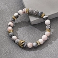 Details von Rosa Zebra Steinarmband mit goldenem Kronenanhänger und Glitzerperlen - Goldene Krone + Pink Zebra Matt