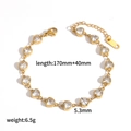 Vue détaillée d'un bracelet de cœurs en zircon plaqué or 18k avec pierres de 5,3 mm - Style Doré Pierre Coeur Taille Moyenne (TB5182-M)