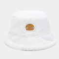 Dettaglio del ricamo di burger su cappello alla pescatora in peluche bianco con pelliccia - M (56-58cm) / Bianco (Hamburger)