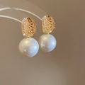 Dettaglio degli orecchini pendenti con metallo martellato dorato e perle bianche - Stile Pendente in Perla Ovale / Orecchini ad Ago in Argento-Oro