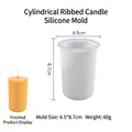 Vue détaillée du moule à bougie en silicone cylindrique et du produit fini en cire jaune - Cylindre à Rayures Épaisses