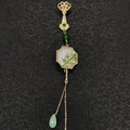 Broche fleur style chinois élégante avec motif bambou, perles et pendentif goutte d'eau verte - Bambou de la Chance