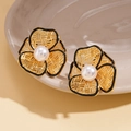 Detail von 18k vergoldeten Blumenohrringen mit weißer Perle und schwarzem Rand - Gold mit Schwarz
