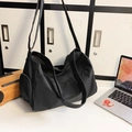 Grande borsa sportiva in nylon nero con tracolla regolabile e tasca laterale a zip - Nero