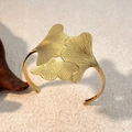 Eleganter 18K vergoldeter Edelstahl-Armreif mit detailliertem Ginkgoblatt-Design für Damen - Stil Mit Drei Überlappenden Blättern / Gold