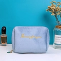 Hellblaue Plüsch-Kosmetiktasche mit goldener Stickerei und Metallreißverschluss - Himmelblau