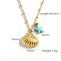 Gouden roestvrijstalen ketting met hanger van schelp en zeester op wit oppervlak - Gouden Schelp + Hemelsblauwe Zeester