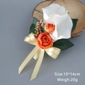 Handgefertigte Ansteckblume mit weißer und oranger Rose, goldenen Beeren und Blättern - Stil mit weißer Calla und orangefarbener Rose