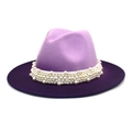 Dettaglio del cappello fedora sfumato con finitura in lana e decoro di perle - Lavanda + Viola