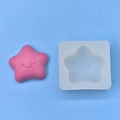Makrodetail der Stern-Schwein-Silikonform und fertiges rosa Harz-Handwerk auf blauem Grund - Groß