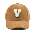 Detailansicht des Chenille 'V' Aufnähers mit Goldpailletten auf der Cord-Baseballkappe - V-Buchstaben Aufnäher (Braun)