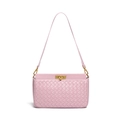 Borsa a spalla rosa intrecciata con chiusura a scatto dorata su fondo bianco - Rosa Loto