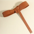Dettaglio di una cintura alta in pelle PU color caramello con design a nodo per vestiti - Cammello