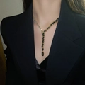 Elegante Y-Halskette aus Gold mit schwarzem Ledergeflecht und kleinem Rechteckanhänger - Gold
