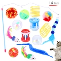 Lot de 14 jouets pour chats avec plumeau, souris en peluche et balles colorées sur fond blanc - Lot No. 47